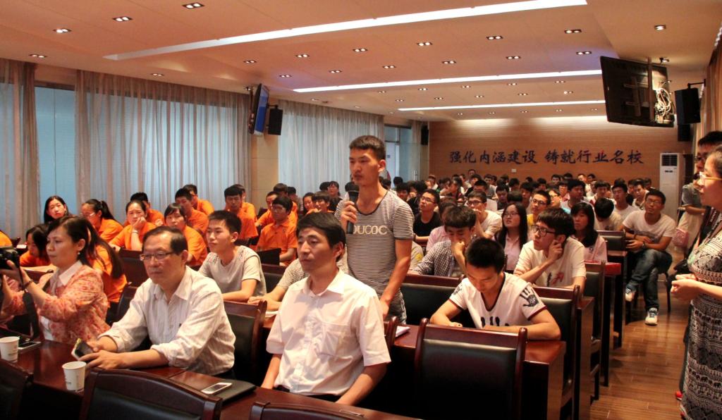 二级学院学工办主任、辅导员与近200名学生共同参加了沙龙活动